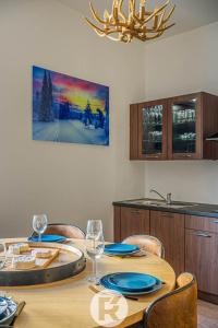 une table à manger avec des chaises et une salle à manger dans l'établissement R'Apparts Le Petit Chalet du Téléphérique, à Grenoble