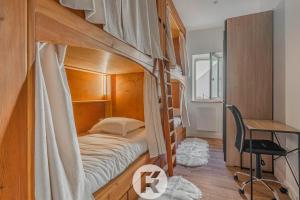 מיטה או מיטות קומותיים בחדר ב-R'Apparts Le Petit Chalet du Téléphérique