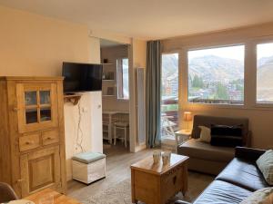 ein Wohnzimmer mit Sofa und Tisch in der Unterkunft Confortable 2 pièces aux pieds des pistes, quartier Falaise, Avoriaz - FR-1-634-66 in La Côte dʼArbroz
