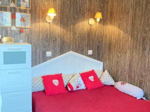 ein Zimmer mit einem Sofa mit Kissen darauf in der Unterkunft Confortable 2 pièces aux pieds des pistes, quartier Falaise, Avoriaz - FR-1-634-66 in La Côte dʼArbroz