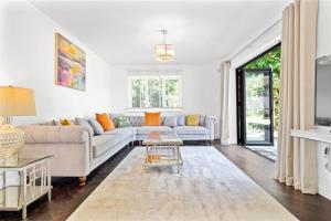 Χώρος καθιστικού στο Hampshire gated home in exclusive location