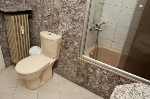 La salle de bains est pourvue d'une douche et de toilettes. dans l'établissement Hostel Mostel Sofia, à Sofia