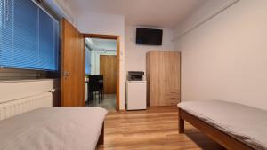 sypialnia z łóżkiem i małą lodówką w obiekcie HÉDER APARTMANOK w mieście Balatonfenyves