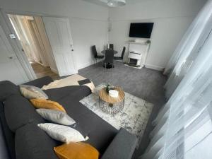 a living room with a couch and a table at Charming 2 Bed flat on Tower Bridge in London