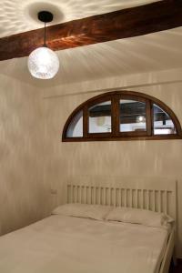 sypialnia z łóżkiem z oknem i sufitem w obiekcie Cute Apartment Near Santa Croce we Florencji +14 zdjęć
