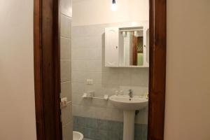 łazienka z umywalką i lustrem w obiekcie Cute Apartment Near Santa Croce we Florencji