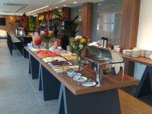 a long table with food on it in a restaurant at Hotel Global Grupos in São Paulo