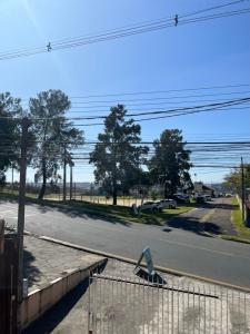 una strada con un cartello sul lato della strada di Sobrado Bairro Alto a Curitiba