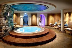 una sala de bienestar con jacuzzi en un hotel en Sporthotel Ellmau in Tirol, en Ellmau