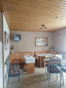 uma sala de estar com um sofá e uma mesa em PENZIÓN U JANOSIKA em Terchová