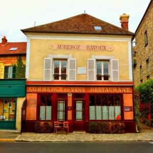 un edificio al lado de una calle en Appartement cosy au coeur d'Auvers-Sur-Oise, en Auvers-sur-Oise