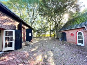 a brick driveway in front of a brick building at Boerderijlodge Kamperland in Kamperland