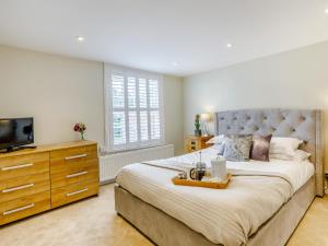 Postel nebo postele na pokoji v ubytování Toppesfield Hall Luxury Cottage with Hot Tub