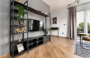 una sala de estar con un gran centro de entretenimiento negro en Luxury apartment Love Nest - near the center and the beach, en Krk