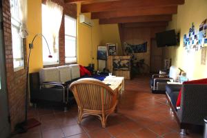 un soggiorno con divani, sedie e TV di WonderOcean Dive Hostel a Città Vecchia di Hengchun