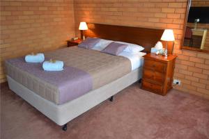 Postel nebo postele na pokoji v ubytování Grong Grong Motor Inn + 12 fotografií