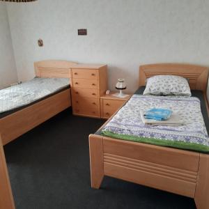 1 dormitorio con 2 camas individuales y vestidor en Lütke-Dörhoff, en Ennigerloh