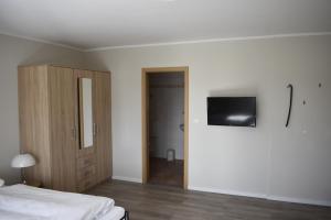 TV a/nebo společenská místnost v ubytování Pension zur Schleuse GARNI am Elbe Lübeck - Kanal in Witzeeze