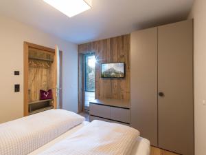 a bedroom with two beds and a window at Zum Wilden Mats in Going am Wilden Kaiser