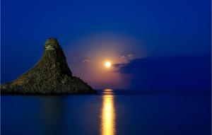 Ein Berg im Ozean bei Vollmond in der Unterkunft Archi in Santa Venerina