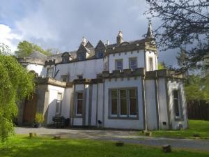 una grande casa bianca con tetto di Catcune Grand Suite a Gorebridge