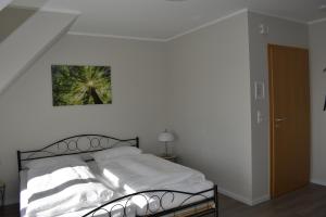 Postel nebo postele na pokoji v ubytování Pension zur Schleuse GARNI am Elbe Lübeck - Kanal in Witzeeze