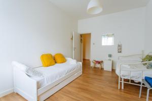 パドヴァにあるYourbanflat Duomoのリビングルーム(白いソファ、黄色い枕付) +17枚の写真