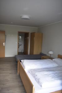 Postel nebo postele na pokoji v ubytování Pension zur Schleuse GARNI am Elbe Lübeck - Kanal in Witzeeze