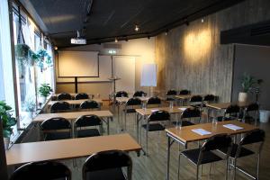 uma sala de aula com mesas e cadeiras numa sala em STF Hemavans Fjällcenter em Hemavan