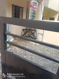 ein schwarzes Geländer vor einem Gebäude in der Unterkunft LJ's transient house Northridge Grove, Bria Homes, Tungkong Mangga, SJDM in Santo Cristo + 4 Fotos