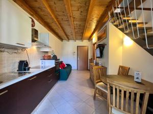 eine Küche und ein Esszimmer mit einem Tisch und einer Theke in der Unterkunft Ginny's House by Holiday World in Pré-Saint-Didier