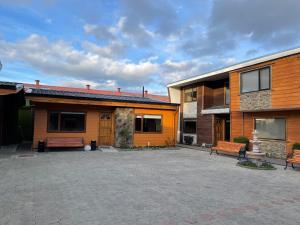 Casa con patio y 2 edificios con bancos en Portada de Magallanes en Punta Arenas