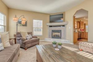 een woonkamer met een bank en een open haard bij Juniper Ii - In-town W- Fire Pit Covered Patio! in Fruita