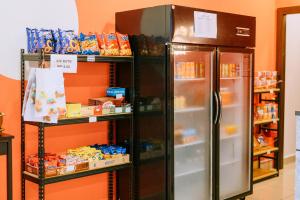 een koelkast in een winkel met planken voedsel bij The Concept Hotel Langkawi in Kuah