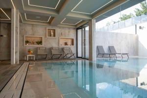 una piscina in una casa con sedie di Divina Charme a Mascalucia