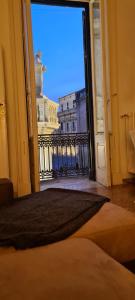 een open deur naar een balkon met uitzicht op een gebouw bij I Balconi sul Duomo in Lecce