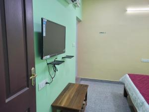 TV a/nebo společenská místnost v ubytování French Park Inn