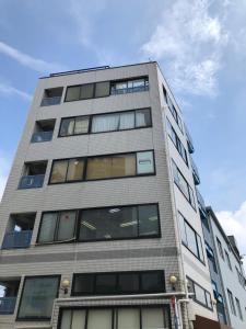 un edificio alto con ventanas laterales en GLAMPEACE葛飾・四ツ木 en Tokio