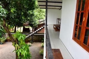 - une vue sur un escalier dans une maison dotée d'une fenêtre dans l'établissement Lion Home Stay Anuradhapura, à Anurâdhapura