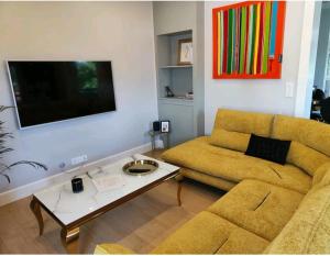 a living room with a couch and a table at Magnifique Villa Biarritz , Jardin et Terrasse in Biarritz