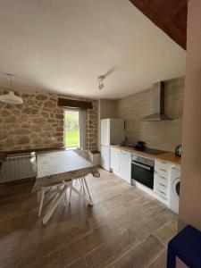 eine Küche mit einem Tisch in der Mitte eines Zimmers in der Unterkunft Apartamento en Cantabria, Treceño in Treceño