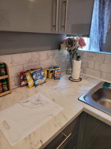 encimera de cocina con fregadero y encimera blanca en Elegance apartments en West Cornforth