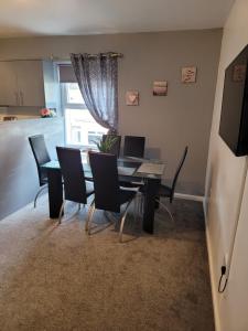 Un comedor con mesa y sillas en Elegance apartments, en West Cornforth 15 fotos más