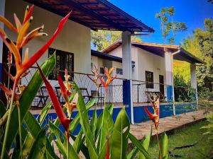 una casa con una recinzione di fronte di Pousada Casa da Geleia a Lençóis