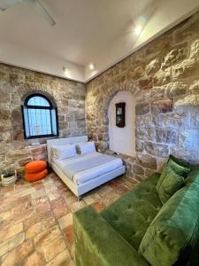 Et sittehjørne på Best location, jerusalem stone apartment