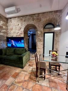 Et sittehjørne på Best location, jerusalem stone apartment