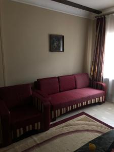 ein Wohnzimmer mit einem Sofa und 2 Stühlen in der Unterkunft Patkovski Gold in Bukowel