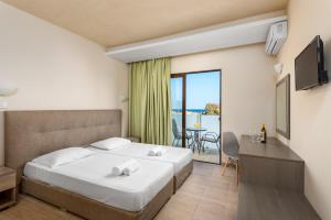A bed or beds in a room at Afandou Blu Még 28 kép