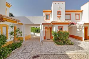 a villa with a courtyard in front of a house at Villa Acoteias - By Dalma Portuguesa in Olhos de Água