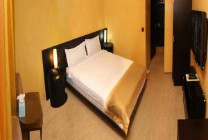 ein Schlafzimmer mit einem großen Bett in einem Zimmer in der Unterkunft Urgoo hotel in Ulaanbaatar